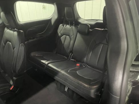 Used 2025 Chrysler Pacifica Select FWD image 19