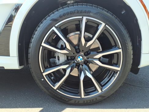 Used 2021 BMW X7 xDrive40i w/ M Sport Package AWD/4WD image 9