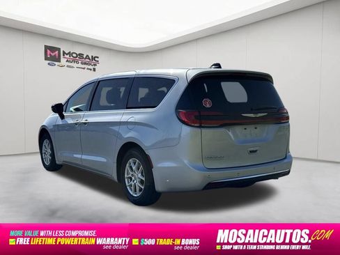 Used 2024 Chrysler Pacifica Touring-L FWD image 5