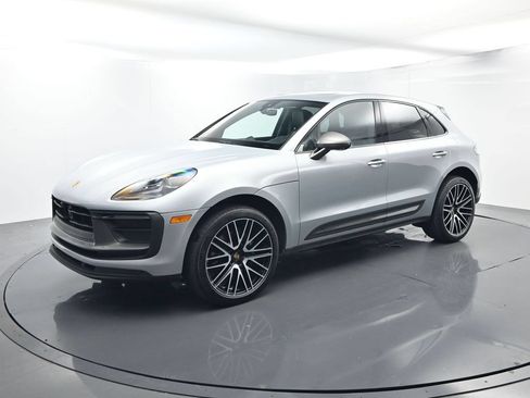 Certified 2025 Porsche Macan AWD/4WD image 1
