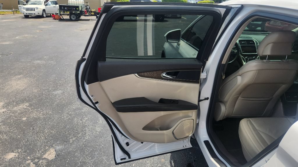 Used 2016 Lincoln MKX Reserve w/ Technology Package FWD image 12