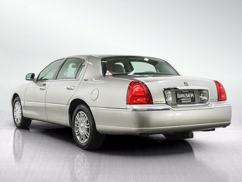 Used 2006 Lincoln Town Car Signature Limited RWD image 3