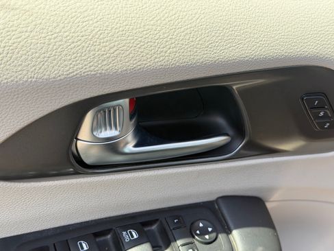 Used 2024 Chrysler Pacifica Touring-L FWD image 9