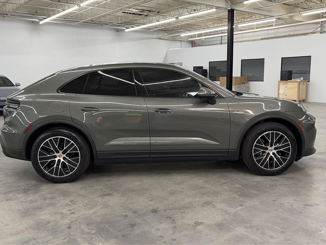 Used 2025 Porsche Macan Electric w/ Premium Package RWD image 6