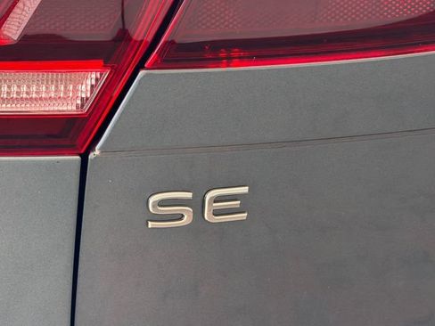 Certified 2022 Volkswagen Tiguan SE R-Line FWD image 10
