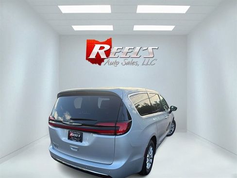 Used 2024 Chrysler Pacifica Touring-L FWD image 33