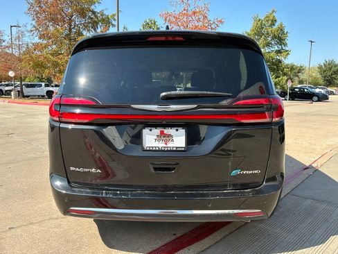 Used 2023 Chrysler Pacifica Touring-L FWD image 7