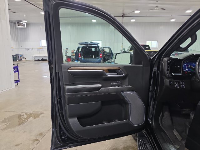Used 2024 Chevrolet Silverado 1500 High Country w/ High Country Premium Package AWD/4WD image 24