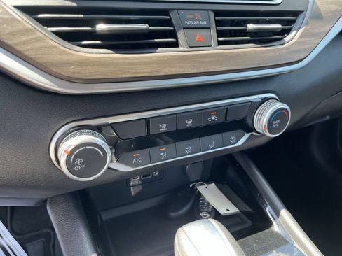 Used 2024 Nissan Altima 2.5 SV FWD image 18