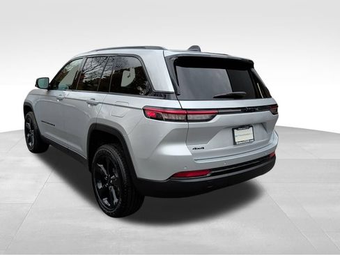 Certified 2025 Jeep Grand Cherokee Altitude image 3
