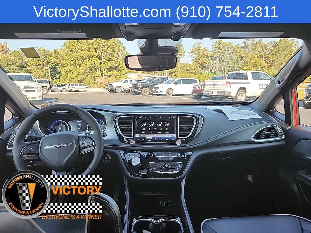 Used 2025 Chrysler Pacifica Limited FWD image 4