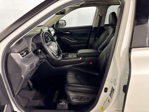 Used 2022 Toyota Highlander XLE AWD/4WD image 11
