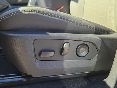 Used 2025 Chevrolet Colorado ZR2 w/ Technology Package image 18