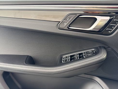 Certified 2025 Porsche Macan image 12