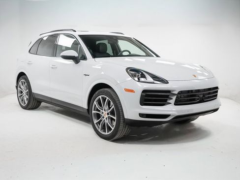 Certified 2023 Porsche Cayenne Platinum Edition image 7