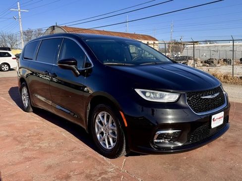 Used 2023 Chrysler Pacifica Touring-L image 3
