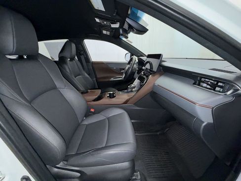 Used 2023 Toyota Venza XLE image 12