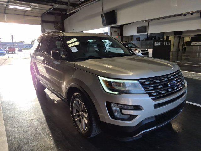 Used 2017 Ford Explorer XLT FWD image 1