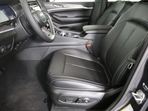 New 2025 Jeep Grand Cherokee Limited w/ Black Appearance Package image 13