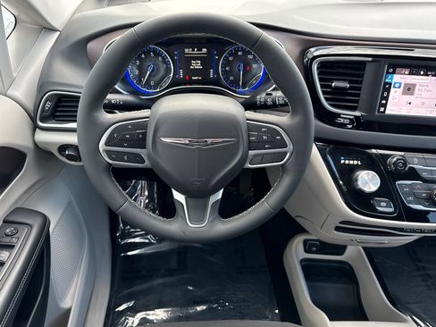 Used 2024 Chrysler Voyager LX image 15