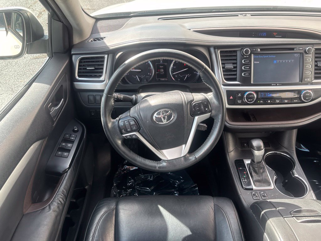 Used 2014 Toyota Highlander XLE FWD image 2