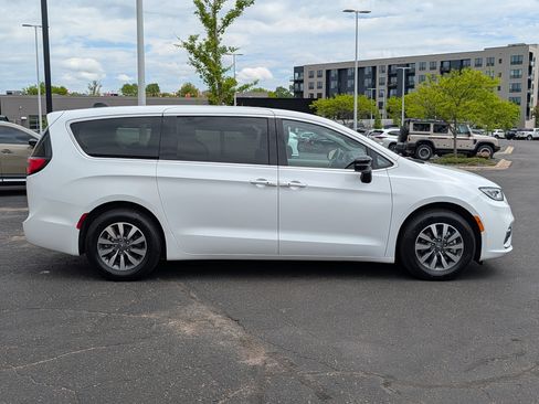 Used 2024 Chrysler Pacifica Limited FWD image 8