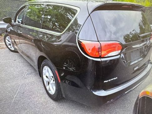 Used 2018 Chrysler Pacifica Touring Plus w/ Tire & Wheel Group FWD image 17