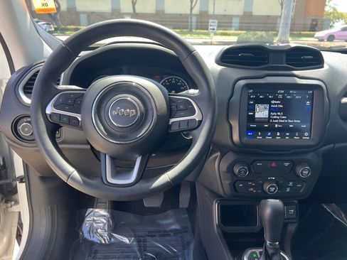 Used 2019 Jeep Renegade Latitude w/ UConnect 8.4 Nav Group FWD image 15