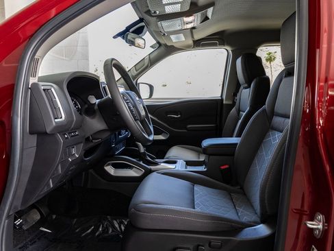 Used 2025 Nissan Frontier SV w/ SV Convenience Package RWD image 13