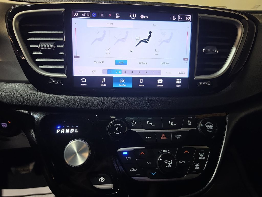 Used 2025 Chrysler Pacifica Select FWD image 16