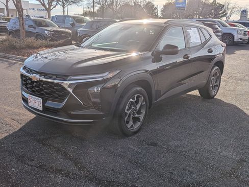 Used 2025 Chevrolet Trax LT w/ LT Convenience Package image 5