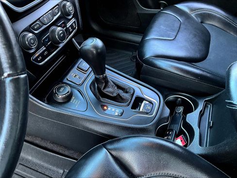 Used 2019 Jeep Cherokee Latitude Plus AWD/4WD image 18