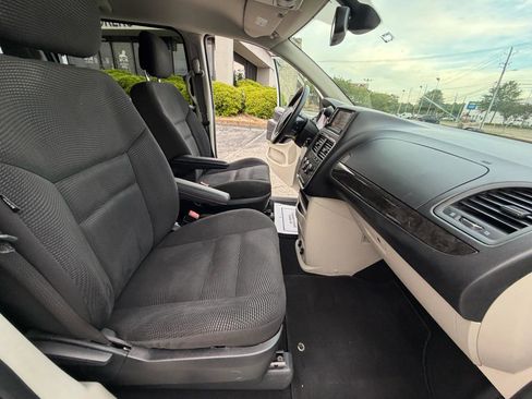 Used 2020 Dodge Grand Caravan SE FWD image 43