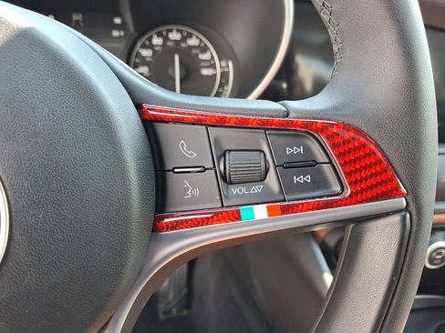 Used 2019 Alfa Romeo Giulia AWD image 23