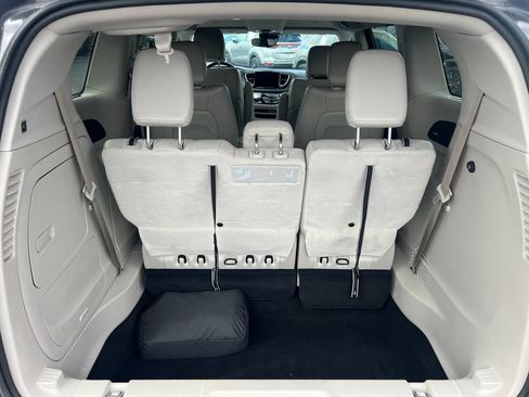 Used 2021 Chrysler Pacifica Touring-L FWD image 39