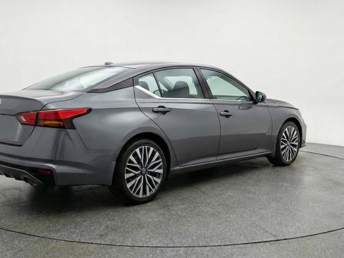 Used 2025 Nissan Altima 2.5 SV FWD image 9