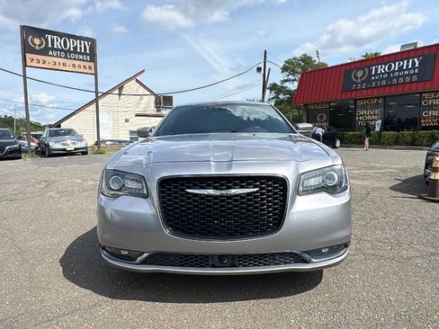 Used 2018 Chrysler 300 S w/ 300S Premium Group RWD image 2