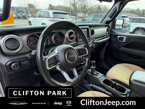 Used 2020 Jeep Gladiator Overland w/ LED Lighting Group AWD/4WD image 13