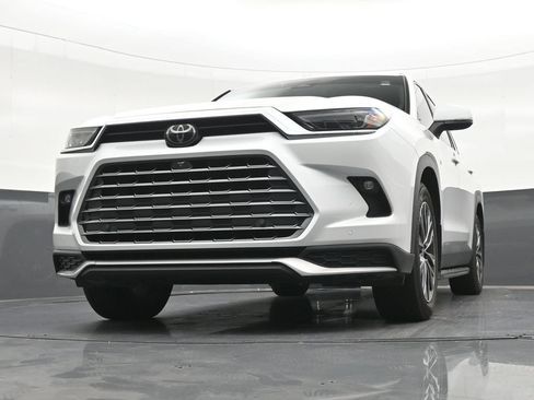 Used 2024 Toyota Grand Highlander AWD Hybrid image 31