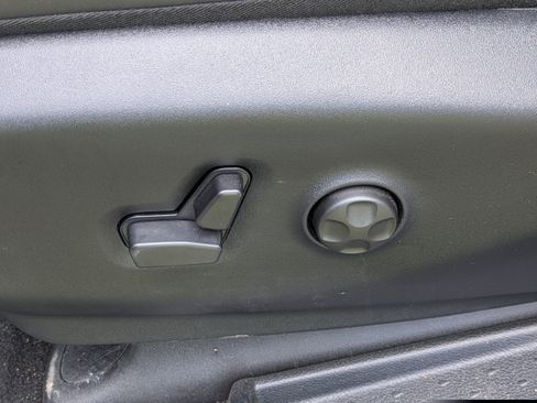 Used 2025 Chrysler Pacifica Limited FWD image 18