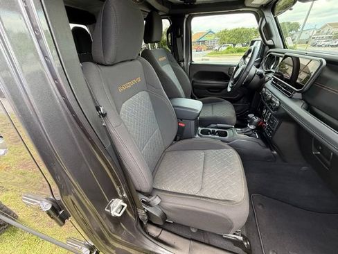 Used 2025 Jeep Gladiator Mojave w/ Dual Top Group AWD/4WD image 12