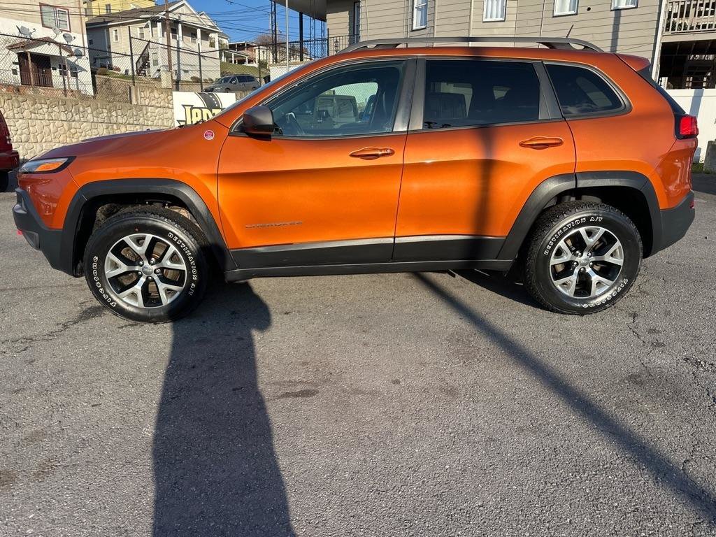 Used 2016 Jeep Cherokee Trailhawk w/ Comfort/Convenience Group AWD/4WD image 3