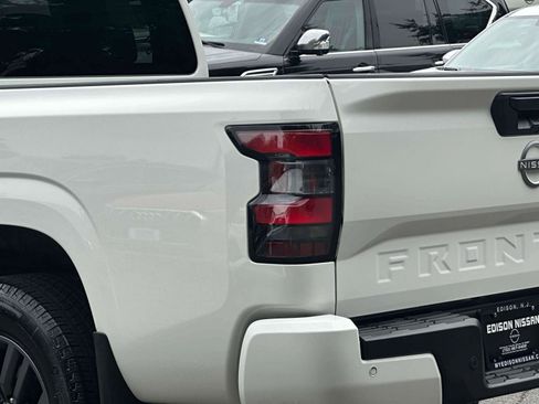 Used 2025 Nissan Frontier SV image 10