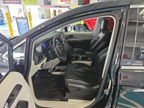 Used 2021 Chrysler Pacifica Touring-L w/ Uconnect Theater Family Group FWD image 12