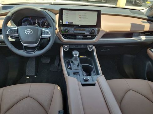 Used 2025 Toyota Grand Highlander AWD image 9