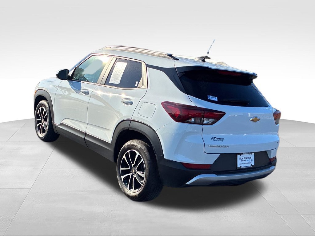 Used 2025 Chevrolet TrailBlazer LT FWD image 3
