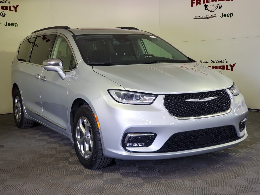 Used 2022 Chrysler Pacifica Limited AWD/4WD image 2