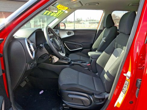 Used 2022 Kia Soul LX w/ Technology Package FWD image 3