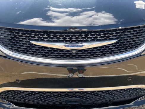 Used 2017 Chrysler Pacifica Limited FWD image 32