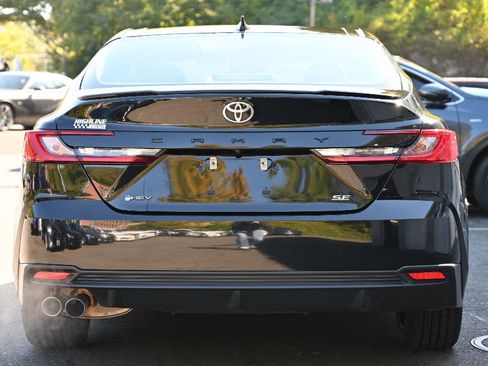 Used 2025 Toyota Camry SE image 5